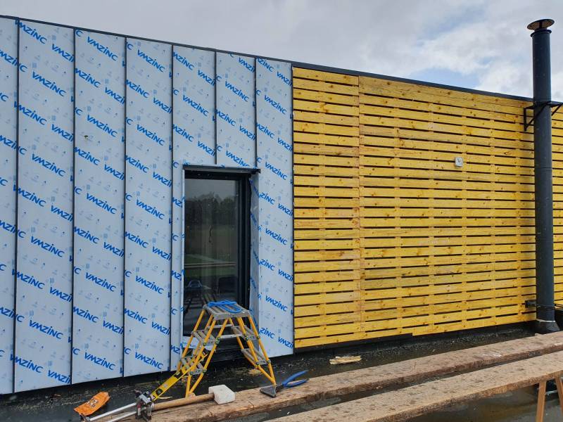 Habillage façade en Zinc a joint debout noir et bardage clin douglas