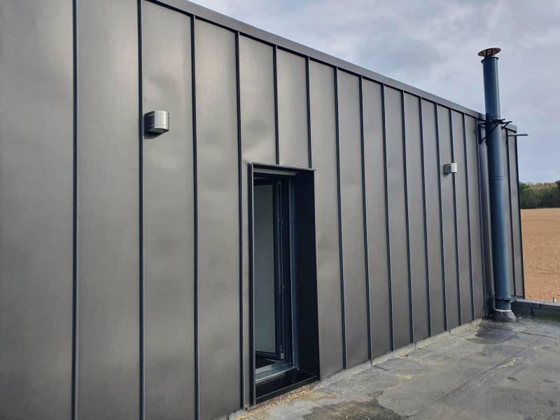 Habillage façade en Zinc a joint debout noir et bardage clin douglas