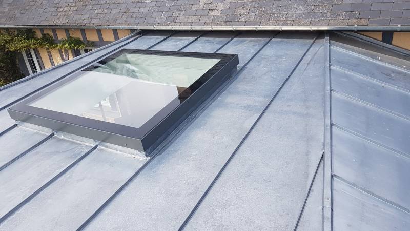 Toiture Zinc naturel à joint debout avec puit de lumière FAKRO,Le Neubourg 27110
