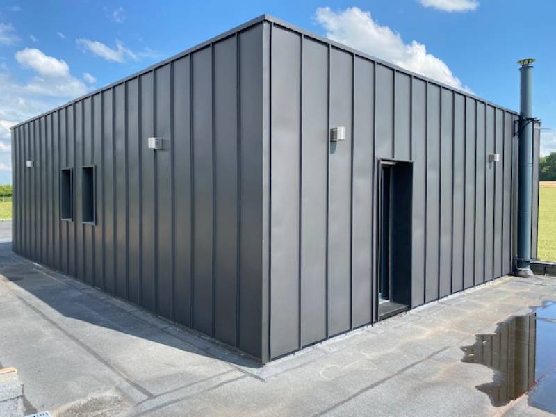 Habillage façade en Zinc a joint debout noir et bardage clin douglas