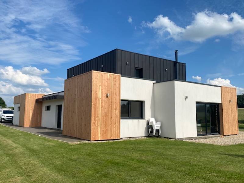 Habillage façade en Zinc a joint debout noir et bardage clin douglas