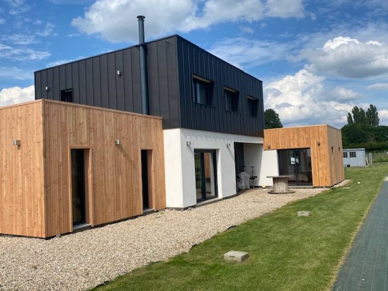 Habillage façade en Zinc a joint debout noir et bardage clin douglas