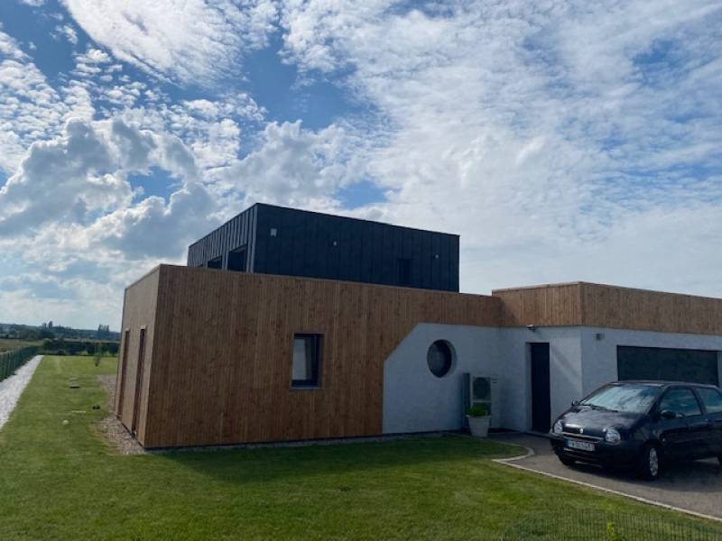 Habillage façade en Zinc a joint debout noir et bardage clin douglas