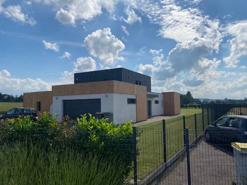 Habillage façade en Zinc a joint debout noir et bardage clin douglas